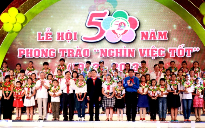 Chủ tịch nước Trương Tấn Sang và đ/c  Bí thư thứ nhất Trung ương Đoàn Nguyễn Đắc Vinh chụp ảnh lưu niệm với 72 dũng sỹ “Nghìn việc tốt”